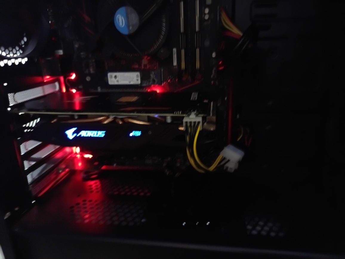 Intel i7 8700 , 16bgb ram 16 gb , 256 SSD 500 HDD graf 4gb  + monit