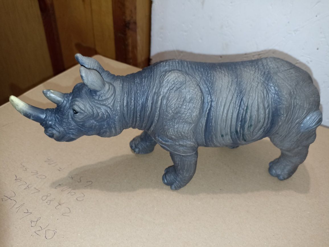 Duża zabawkowa wydająca dzięki figurka Nosorożca