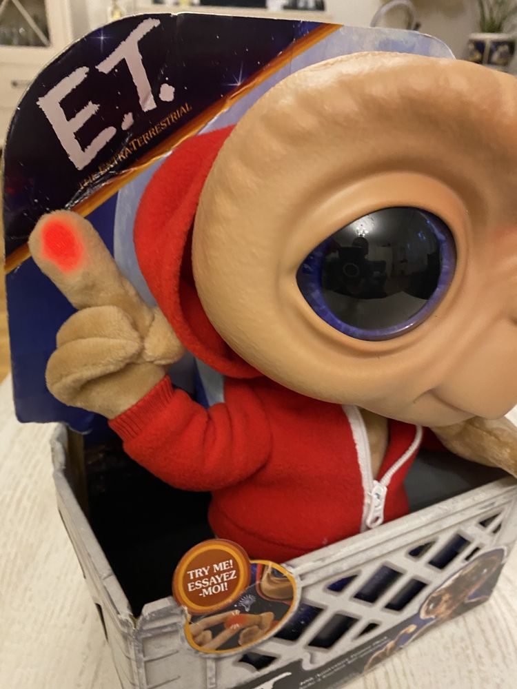 E.T. Pluszowa zabawka postaci – z dźwiękami i podświetlonym palcem