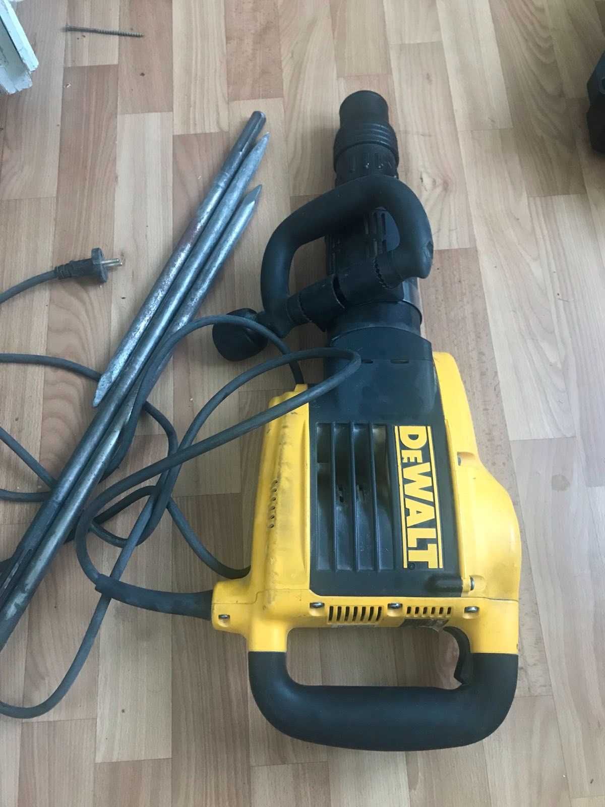 Отбойный молоток, отбойник DeWALT