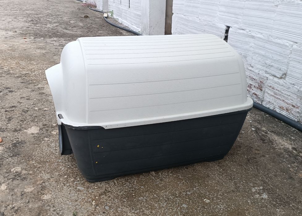 Casota para cães de porte médio ou pequeno. Resistente e confortável.