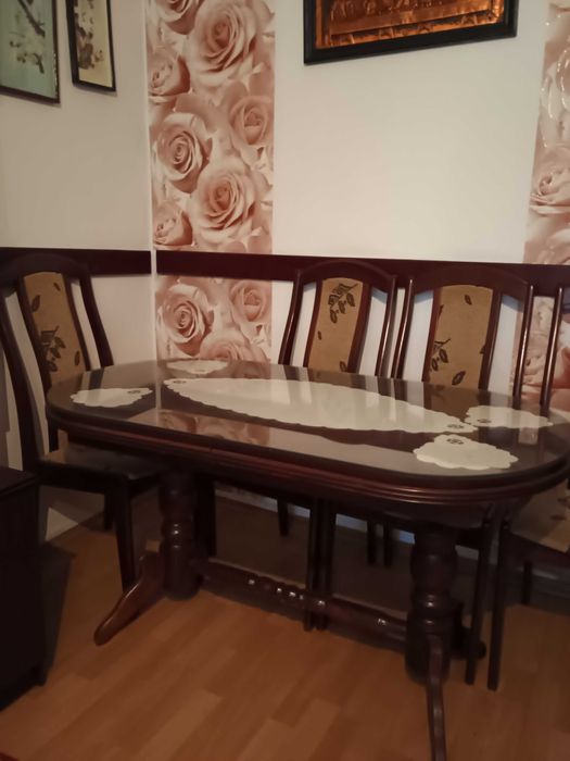 stół drewniany i krzesła