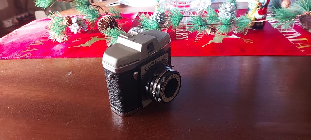 Televisor vintage e maquina fotográfica