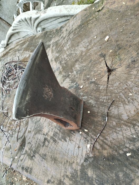 Старовинний кований колун