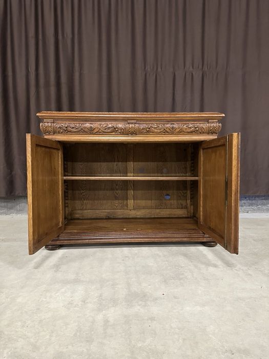 Антикварний різьблений комод. Франція.