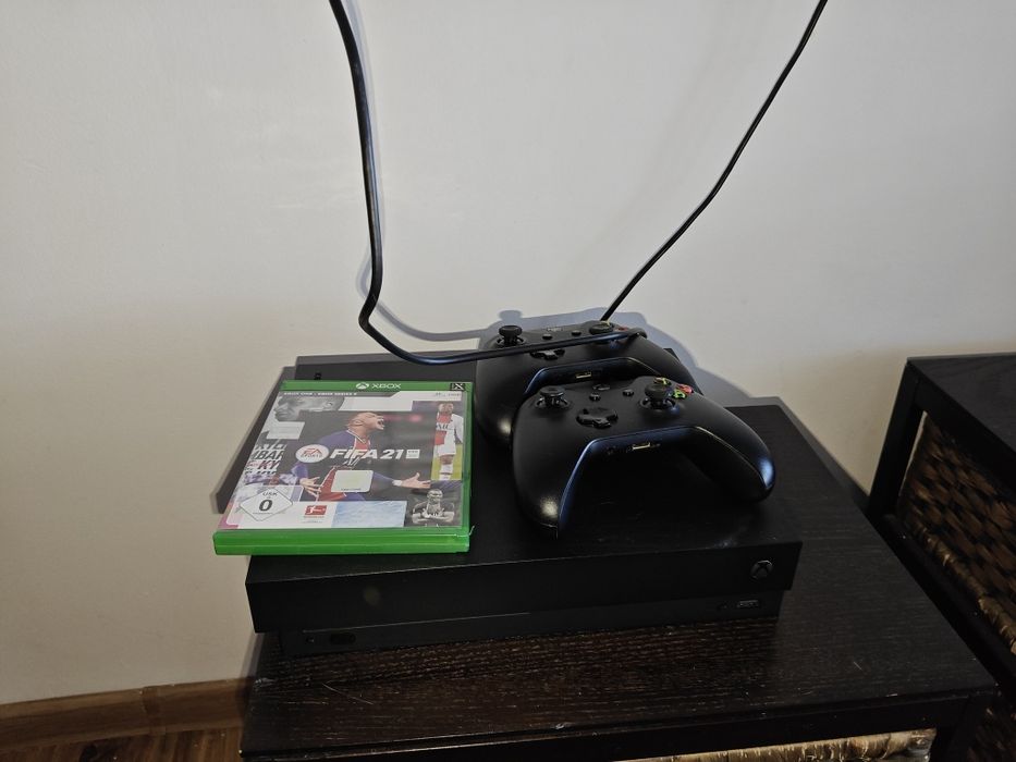 Xbox one X + 2 pady + FIFA 21
