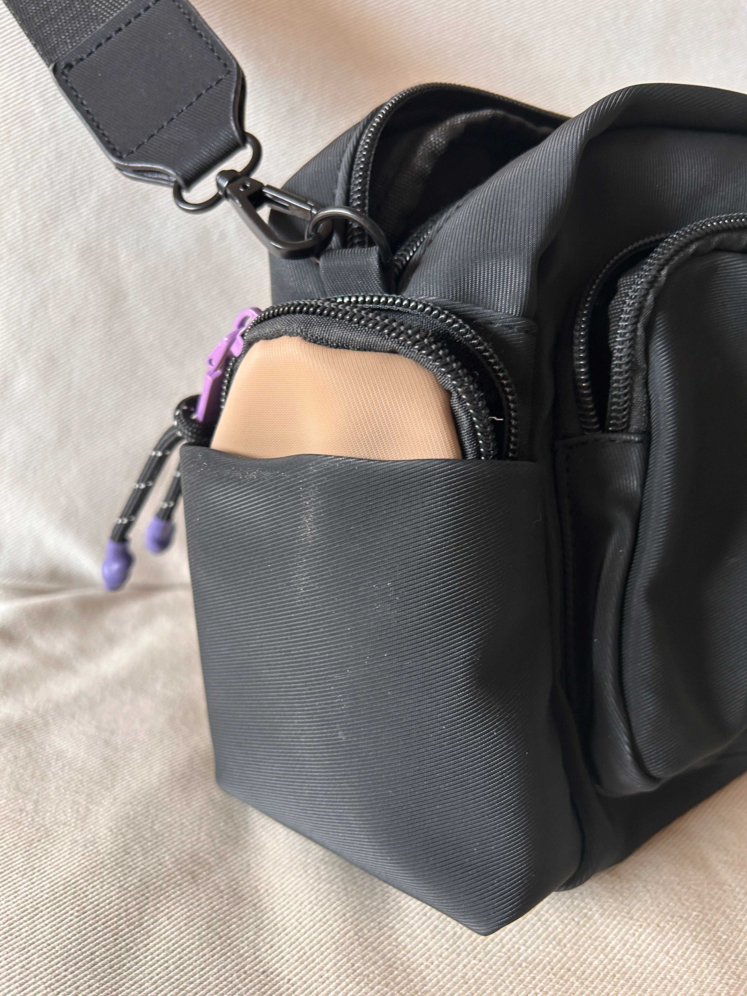 Mala preta com diversas bolsas