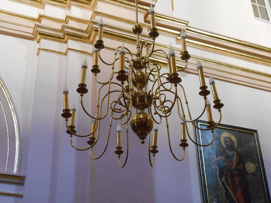 Duży mosiężny żyrandol