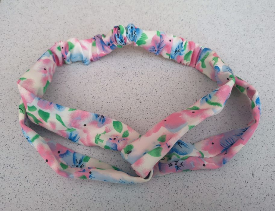 Fita para o cabelo colorida com padrão florido - nunca usada