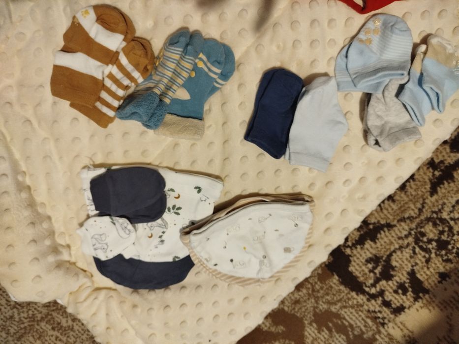 Czapeczki i skarpetki dla noworodka/ niemowlaka