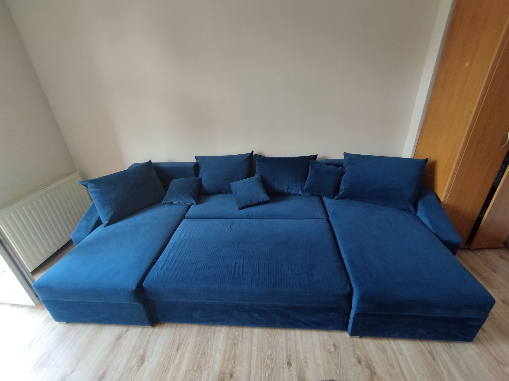Sofa rozkładana z pojemnikiem na pościel
