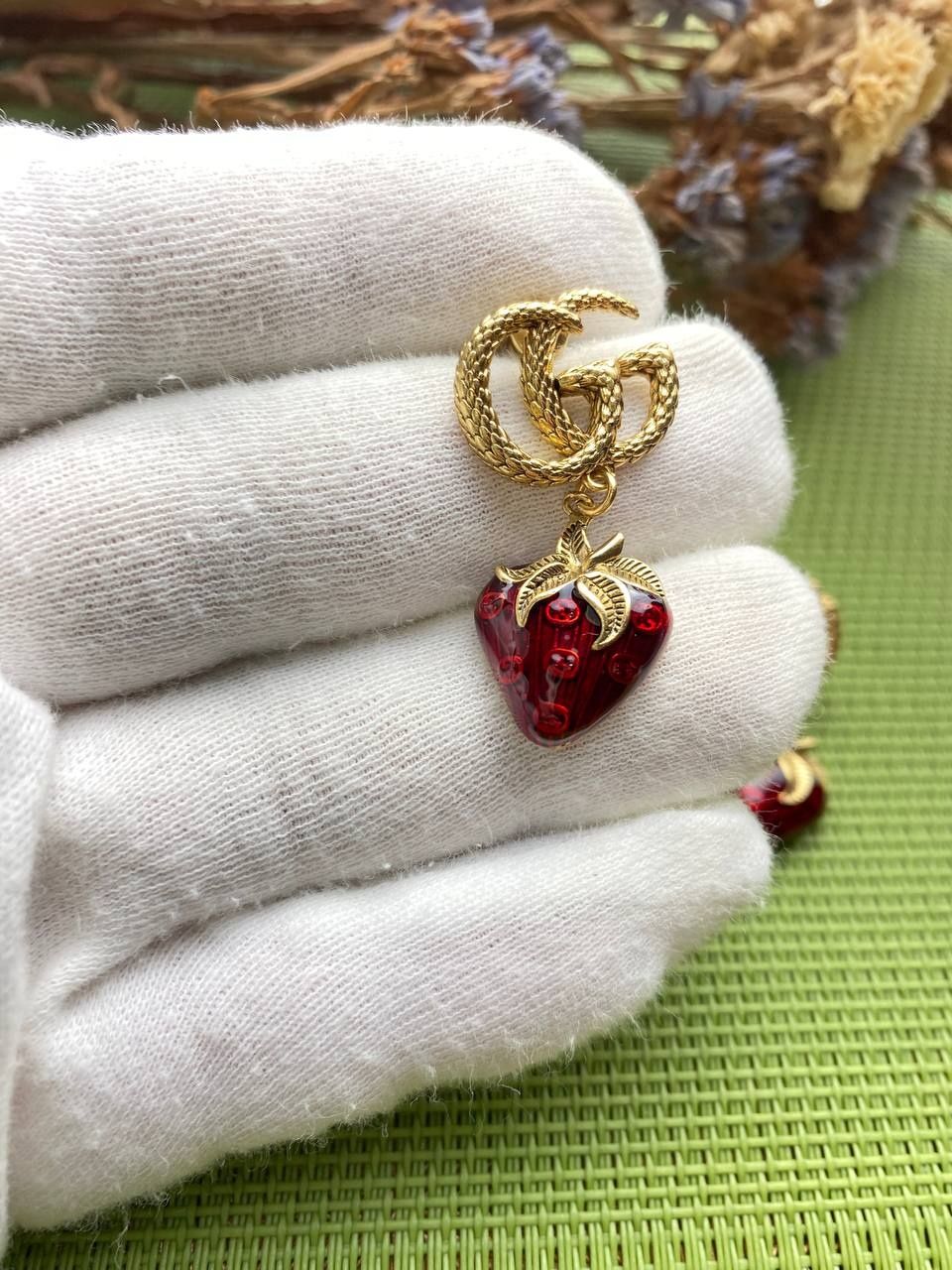 Сережки-полуниці Gucci
Матеріал: мед сталь, срібна голка
Розмір: 3.5 с