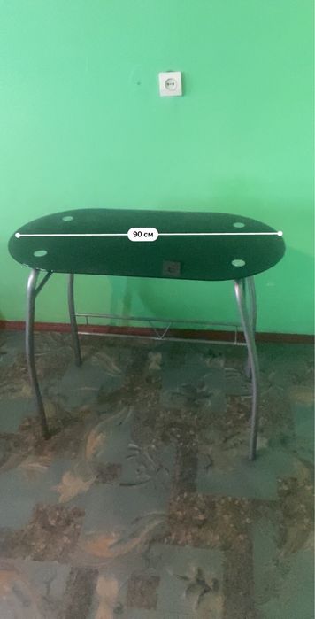 Скляний стіл,в задовільному стані