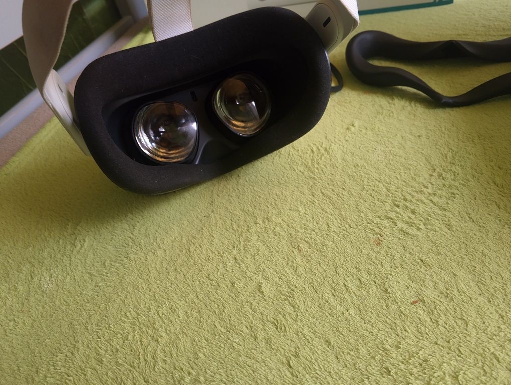 Oclulus meta quest 2 128gb + stacja ładująca -stan idealny