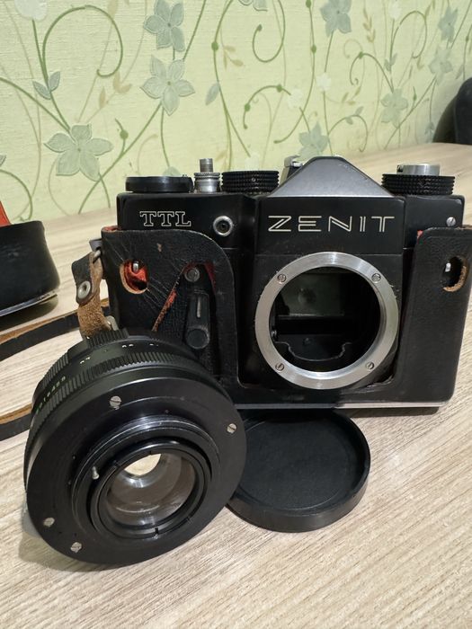 Фотоаппрат ZENIT TTL с объективом helios-44M 2/58