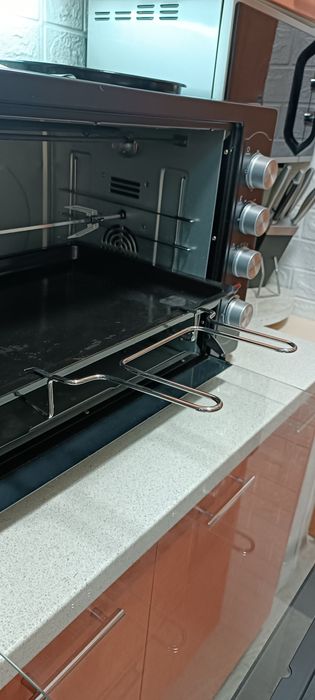 Електропечь Liberton Leo-800, на 80 литров.