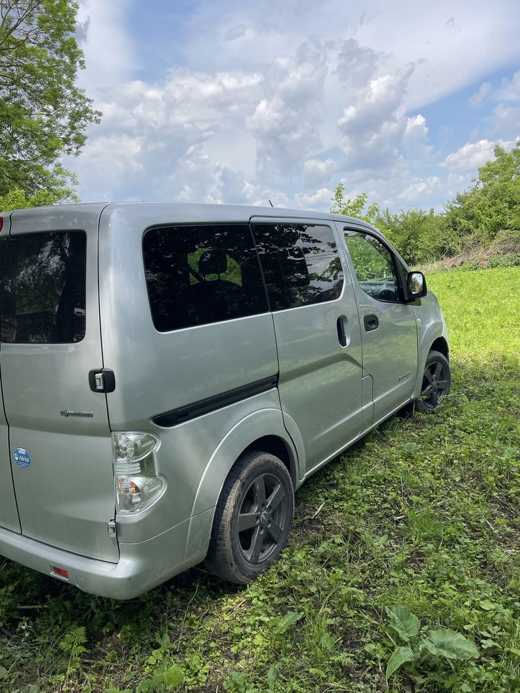 Nissan E-NV200.