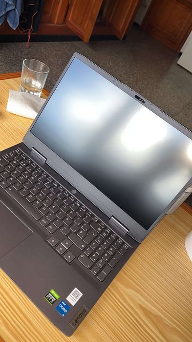 Portátil Lenovo LOQ 15IRH8 15.6" Intel Core i5-13420H 16GB 512GB SSD R