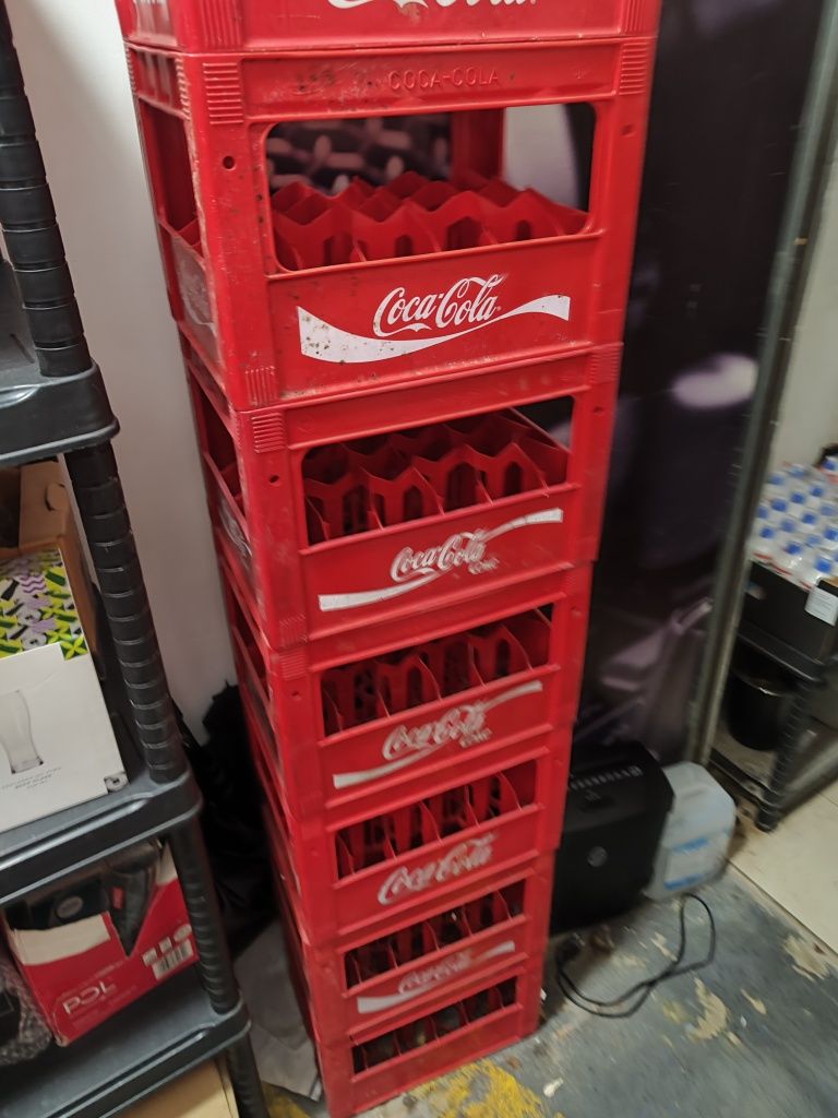 Skrzynki coca cola z butelkami