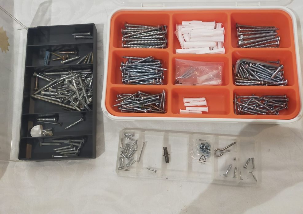 Caixa com parafusos, pregos e buchas em diversos tamanhos