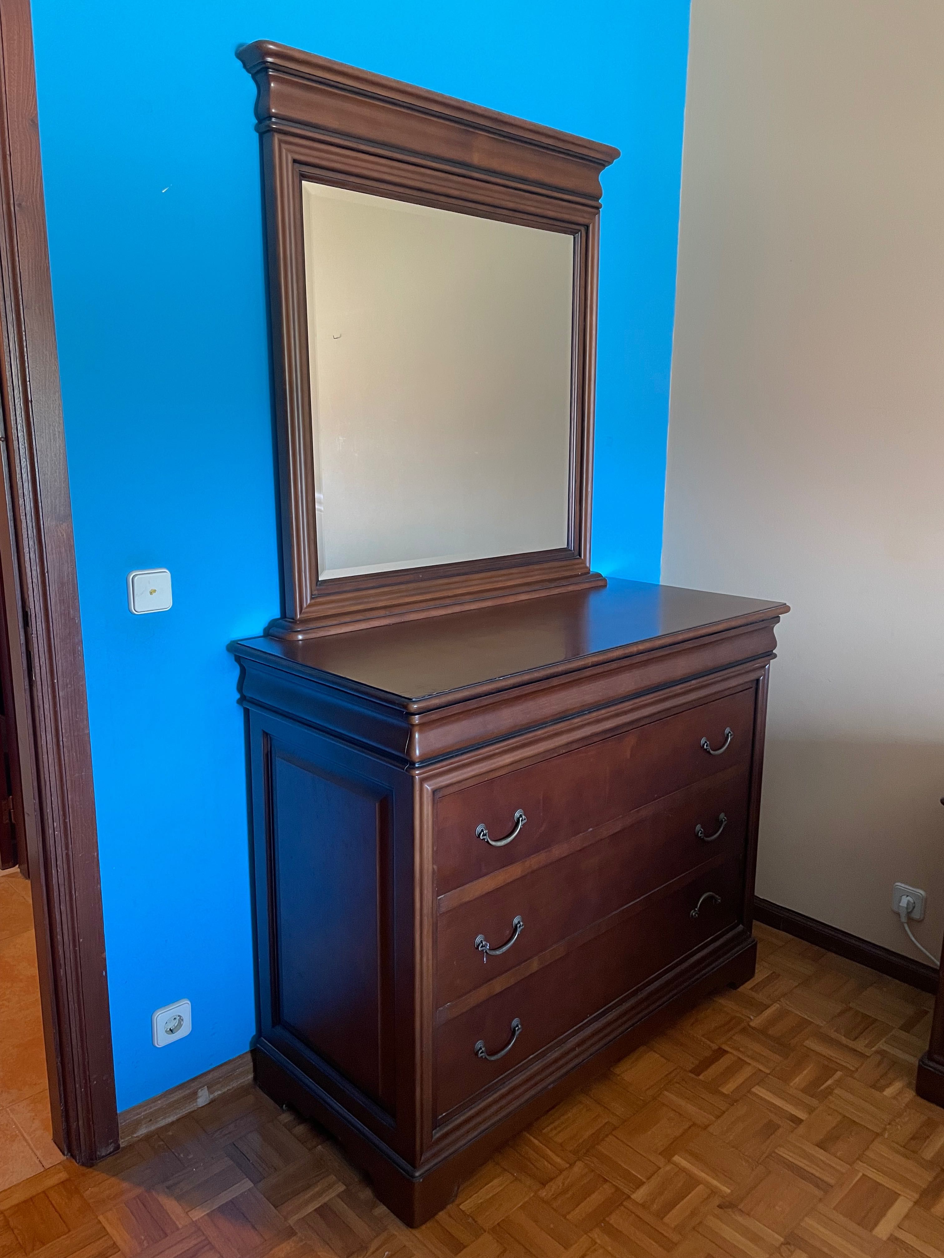 Quarto de casal, cama com colchão, 2 mesas cabeceira e cómoda.