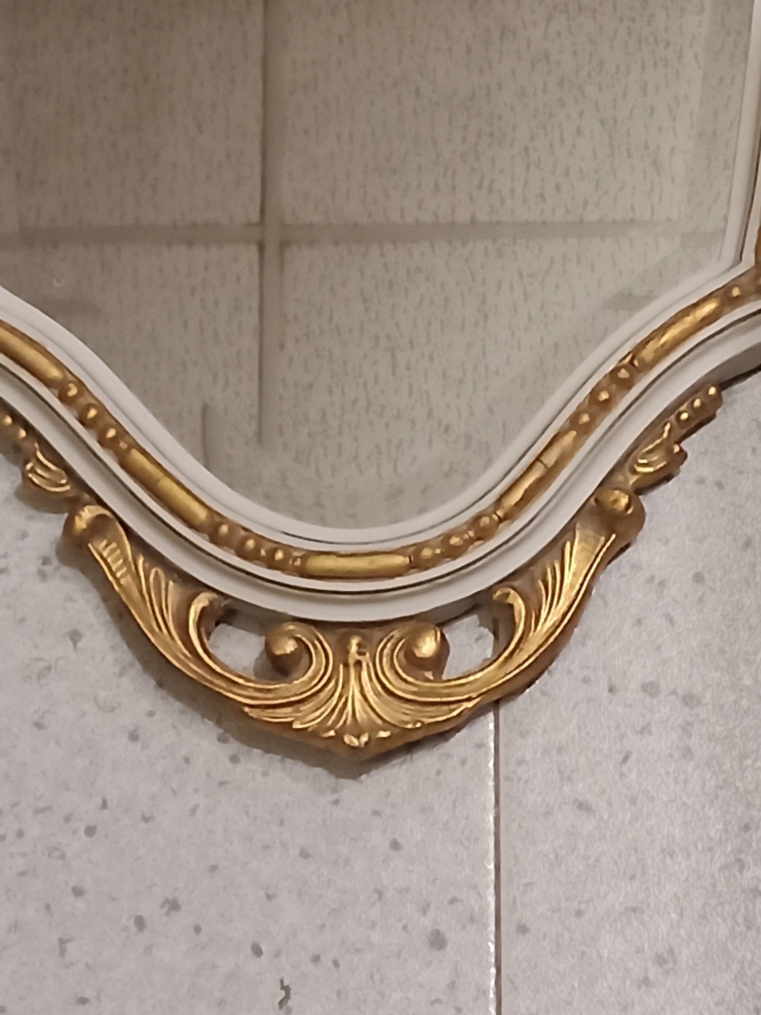 Espelho antigo com vidro biselado , acabamentos dourados