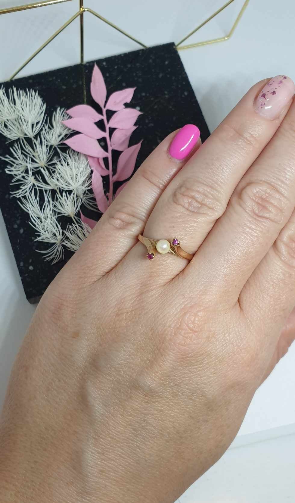 Złoty pierścionek z perłą i rubinami