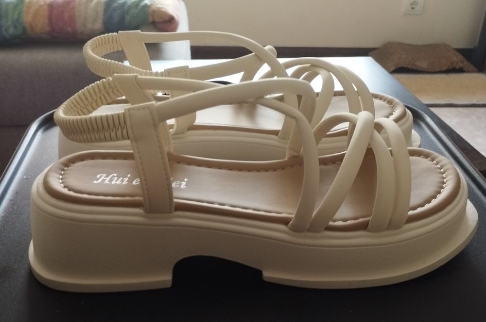 Sandálias bege novas