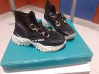 Botins mochino pretos