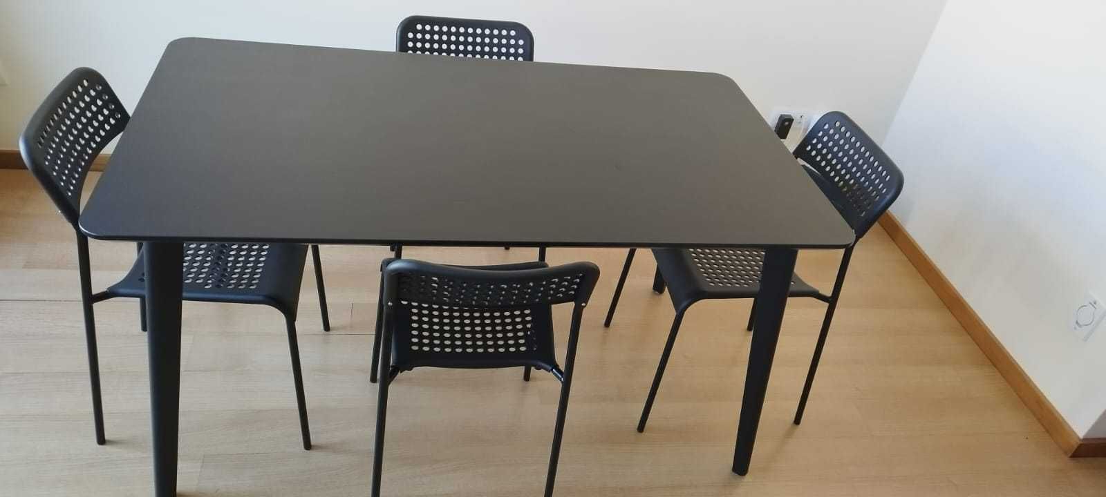 Mesa de madeira com 4 cadeiras pretas IKEA