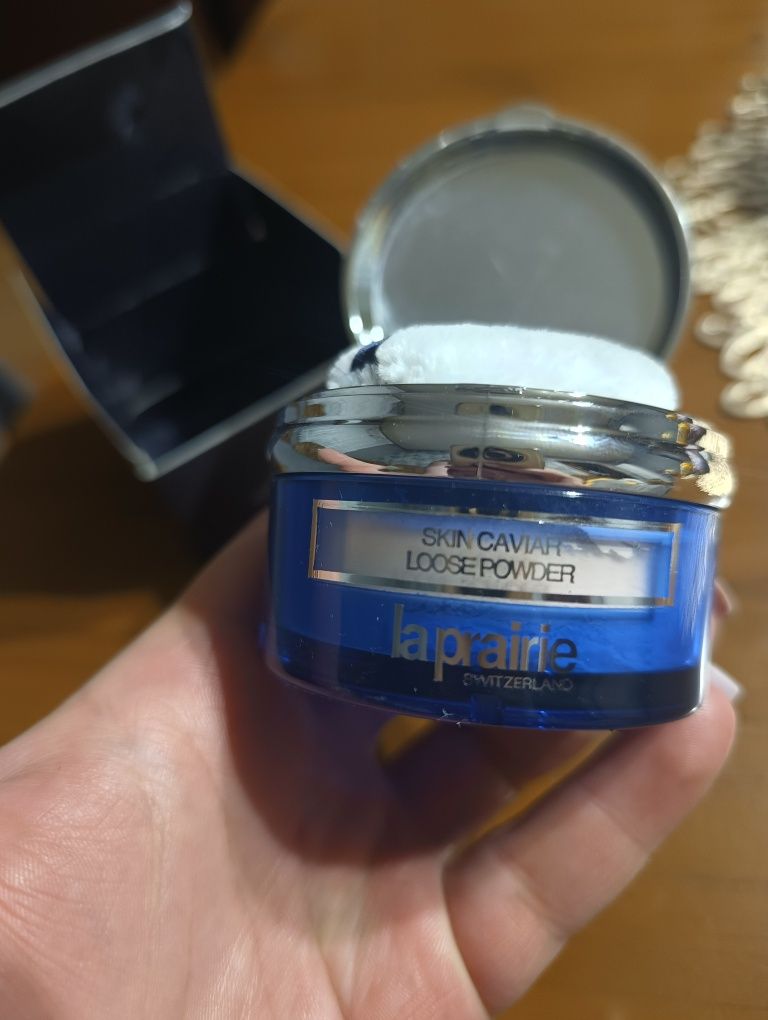 Puder sypki firmy La Prairie