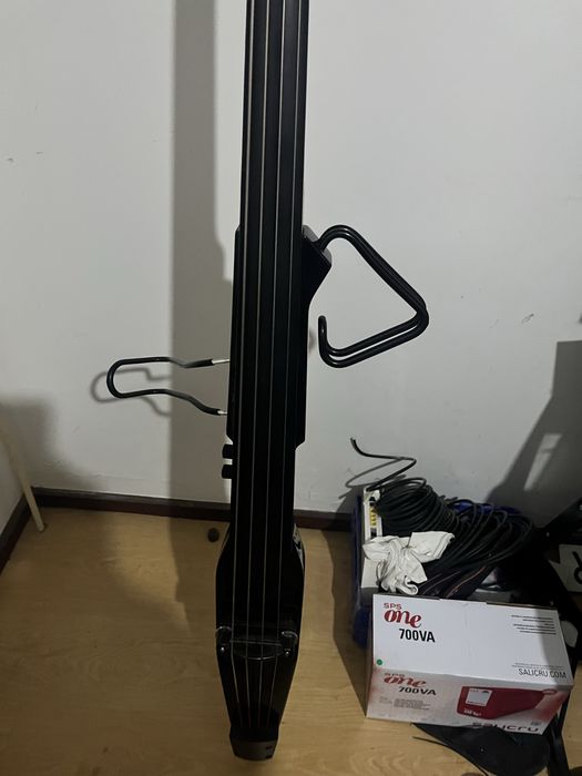 Conjunto contrabaixo eletrico stagg + roland cube street ex + suporte