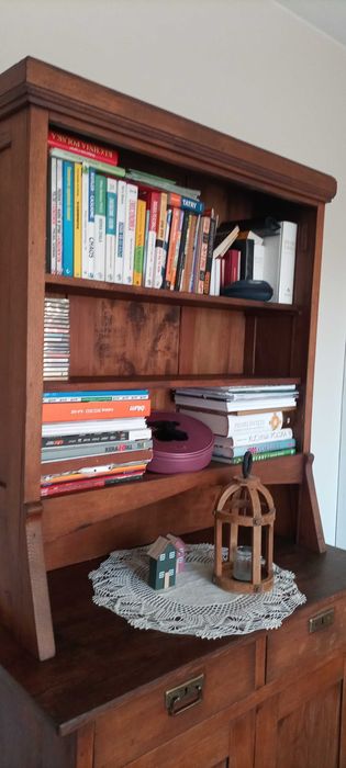 Stary drewniany kredens