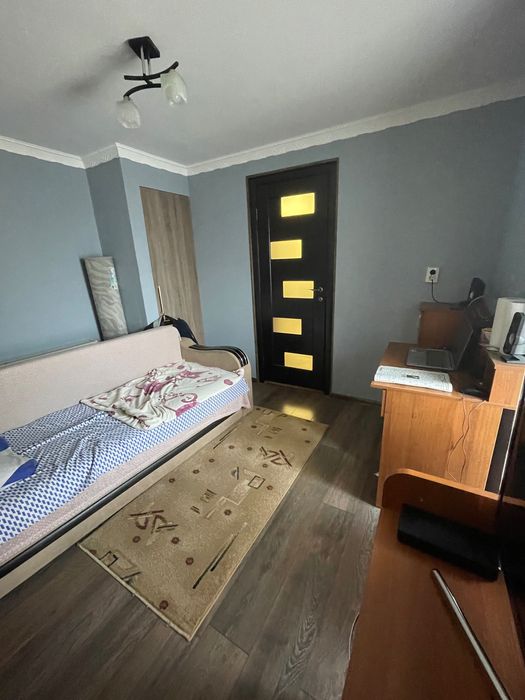 Продається будинок з земельною ділянкою.