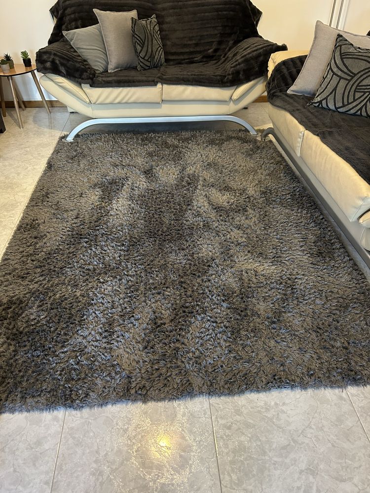 Vendo sofás, carpete, mesa de centro e movel preto