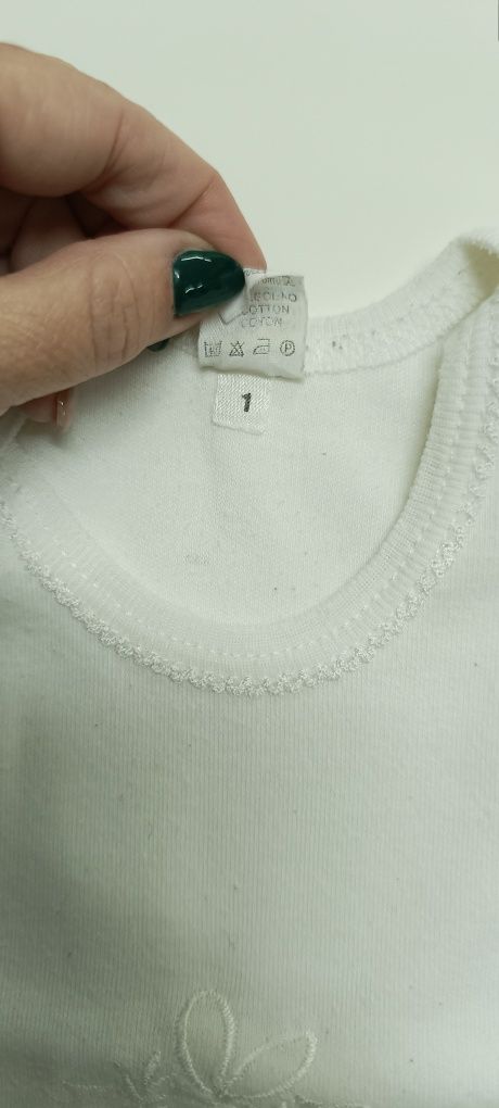 Body sem mangas branco, bordado à frente, usado. Para 1 mês.