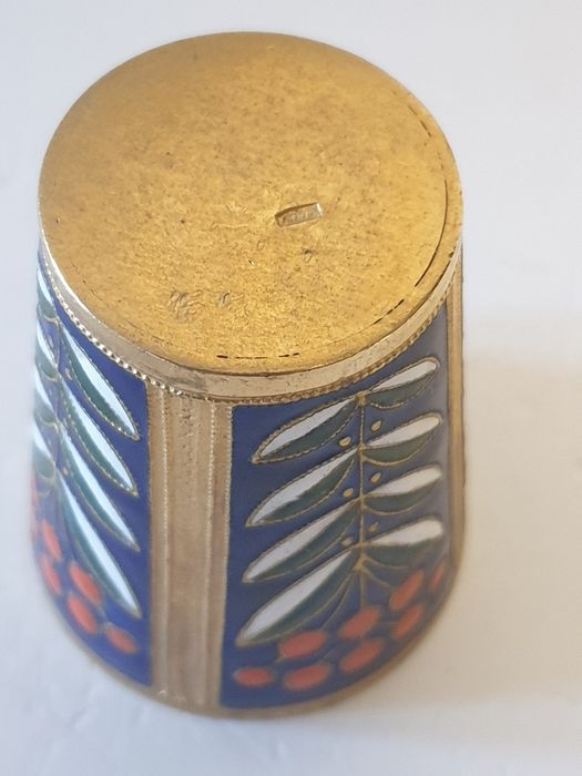 Antigo copo de vodka russo dourado e esmaltado