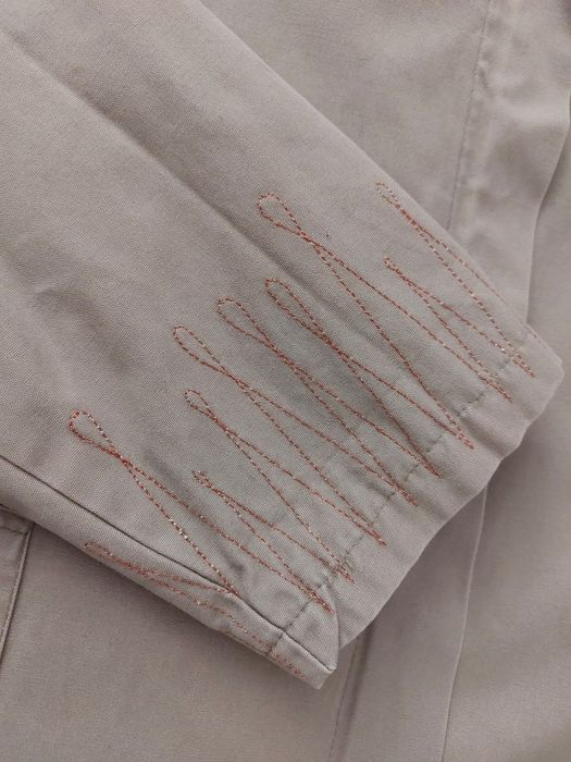 Khaki płaszcz z kapturem i wzorem na plecach jesienny wiosenny