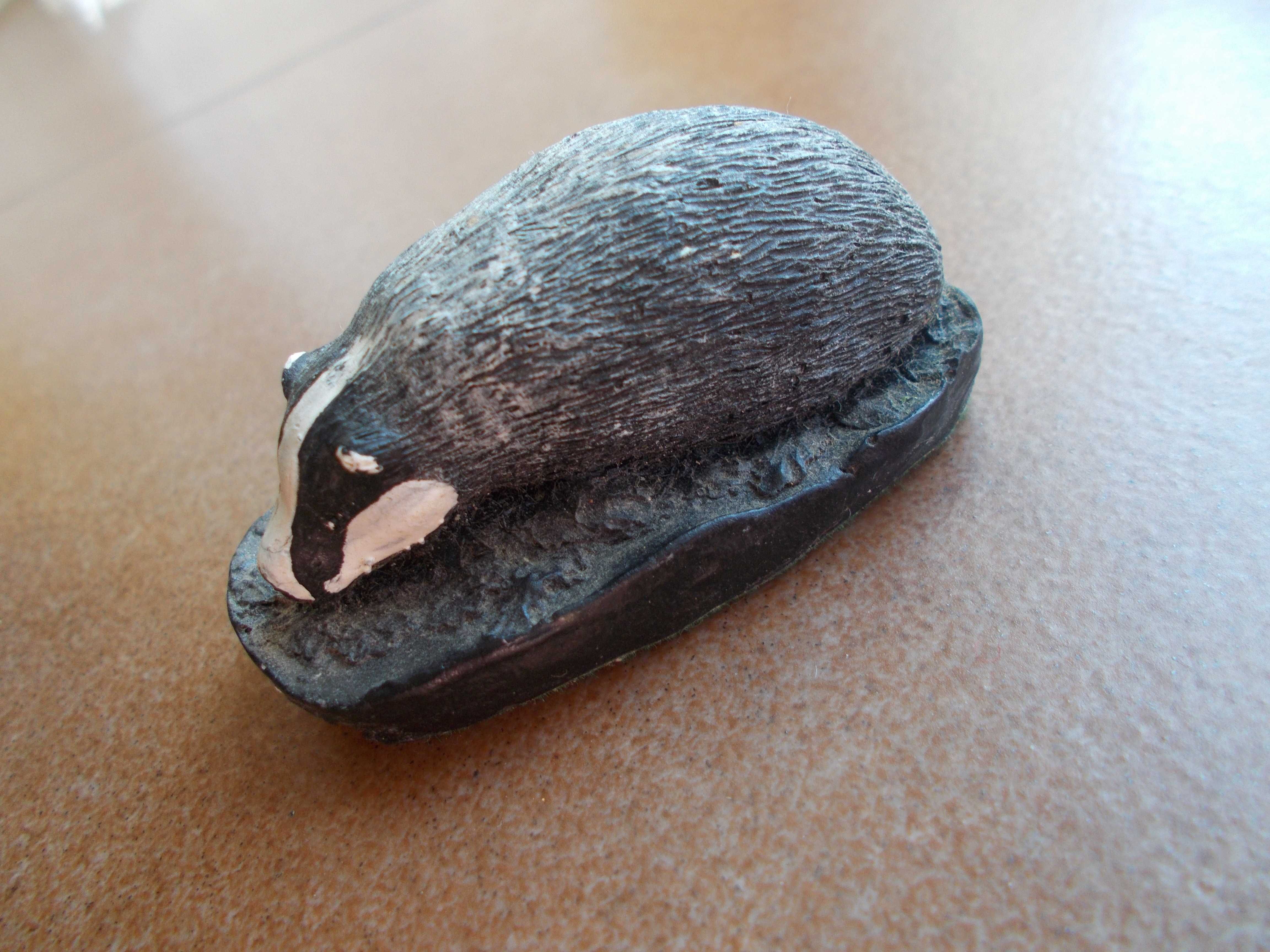 Figurka, rzeźba z węgla - borsuk