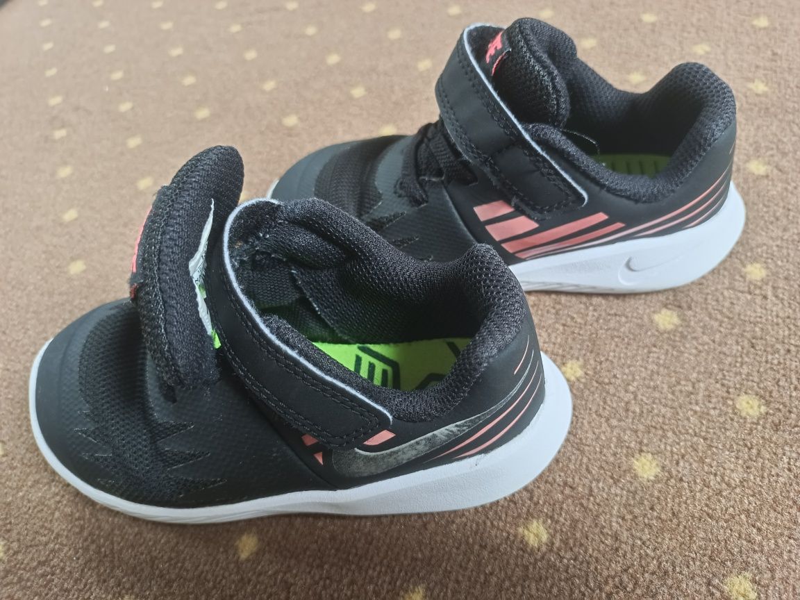 Buciki sportowe adidasy Nike 23,5 24 13 cm czarne