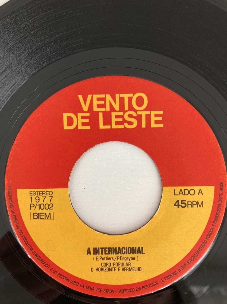 Disco Vinil Coro Popular «O Horizonte É Vermelho» – A Internacional