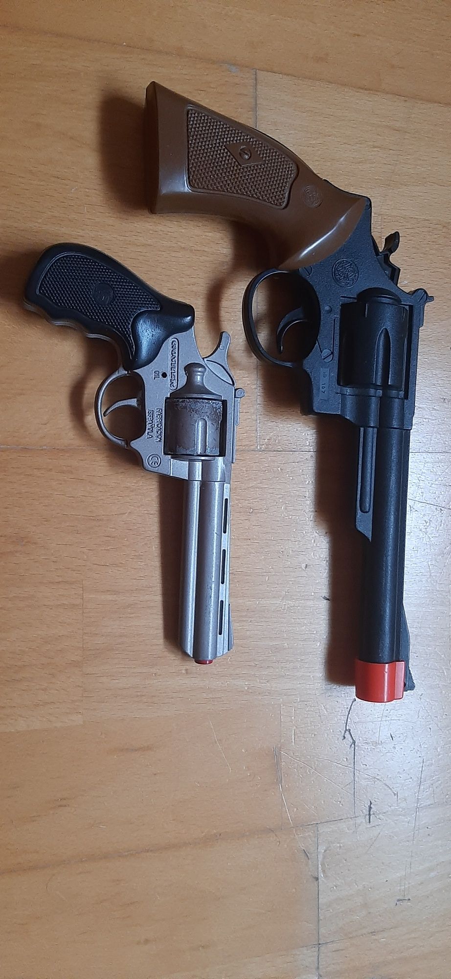 2 pistolas/armas de brincar