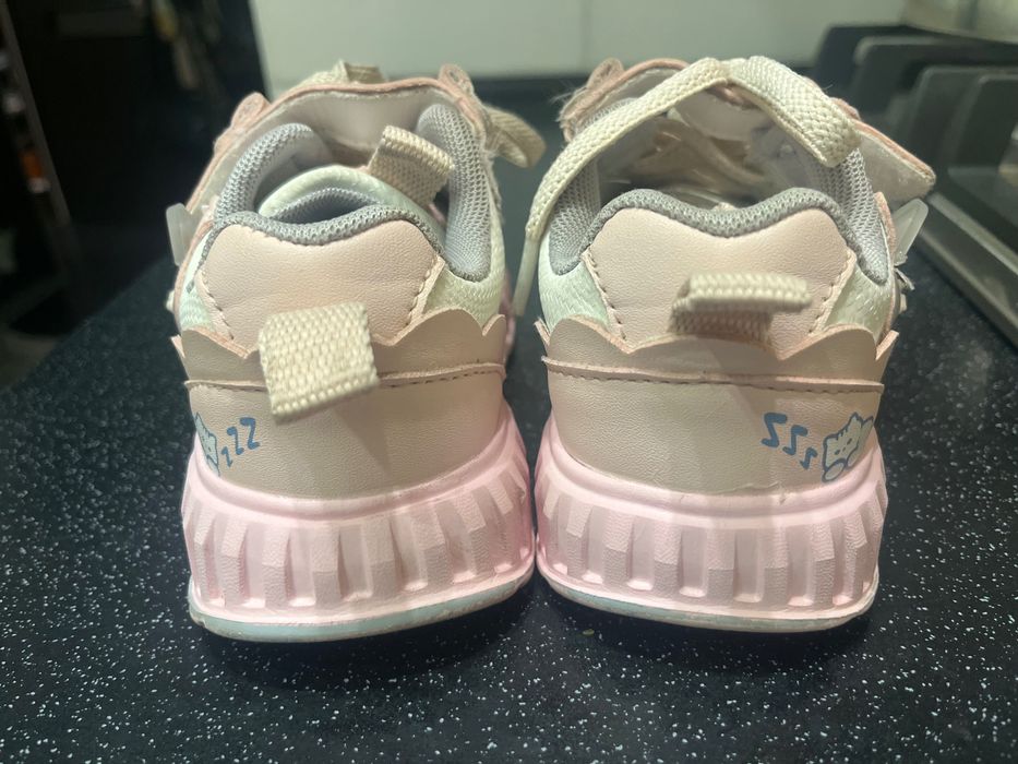 Кросівки для дівчинки 27 р