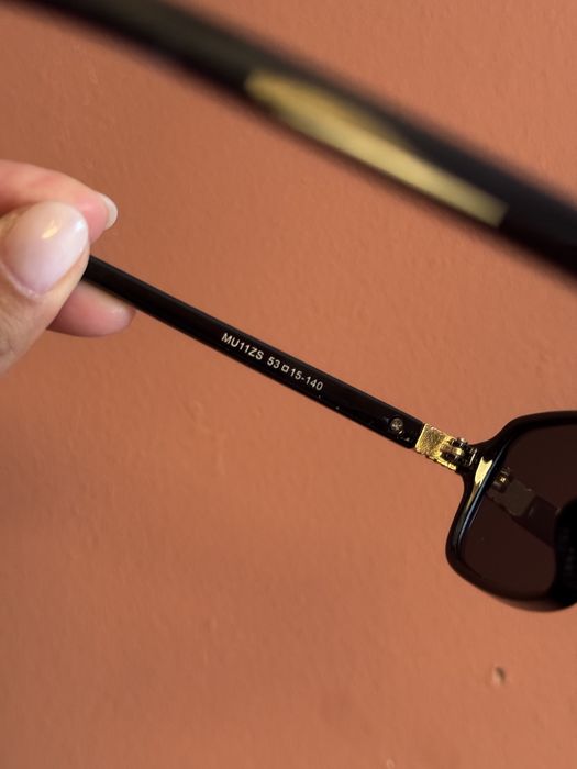 Oculos de sol retangulares pretos miu miu