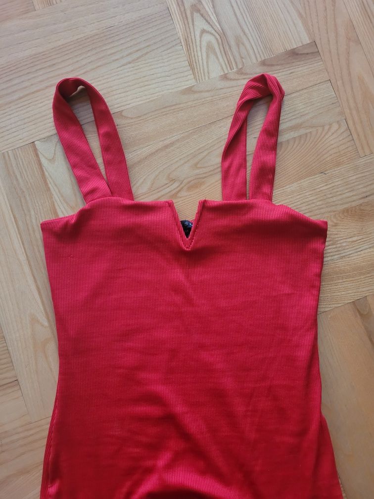 Czerwone body usztywniany dekolt