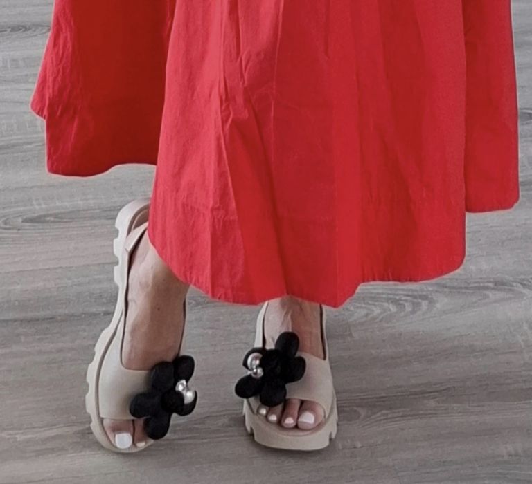 Chebello sandały na platformie z kwiatem 38