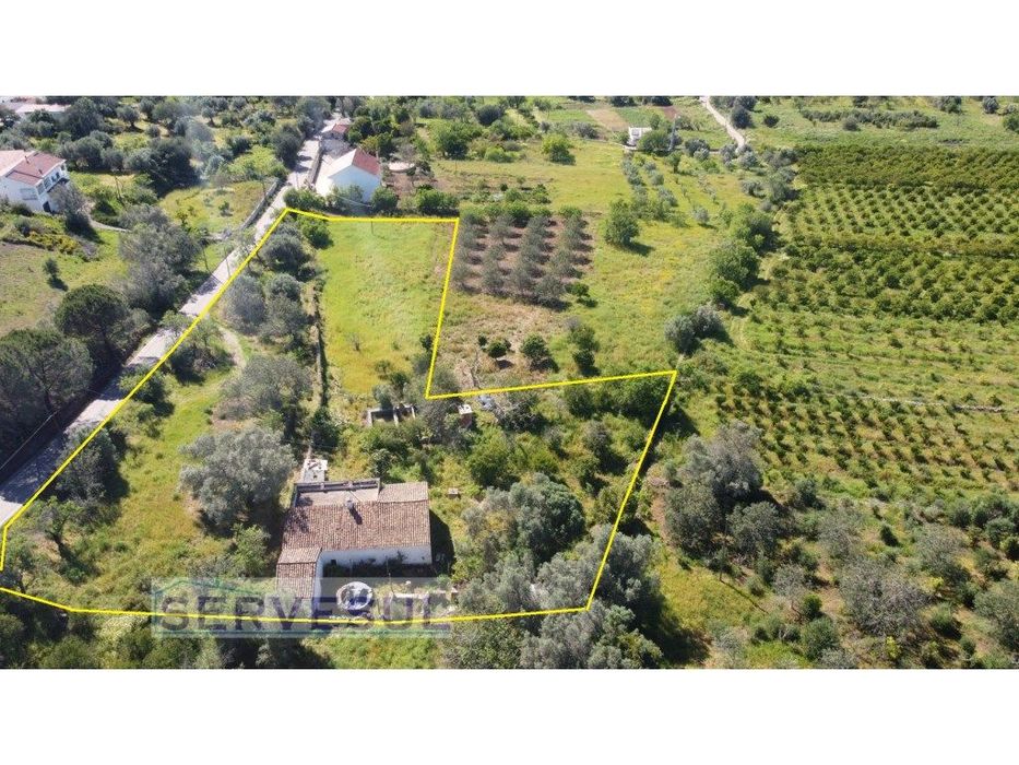 Casa antiga para restaurar, inserida em terreno com uma área total ...