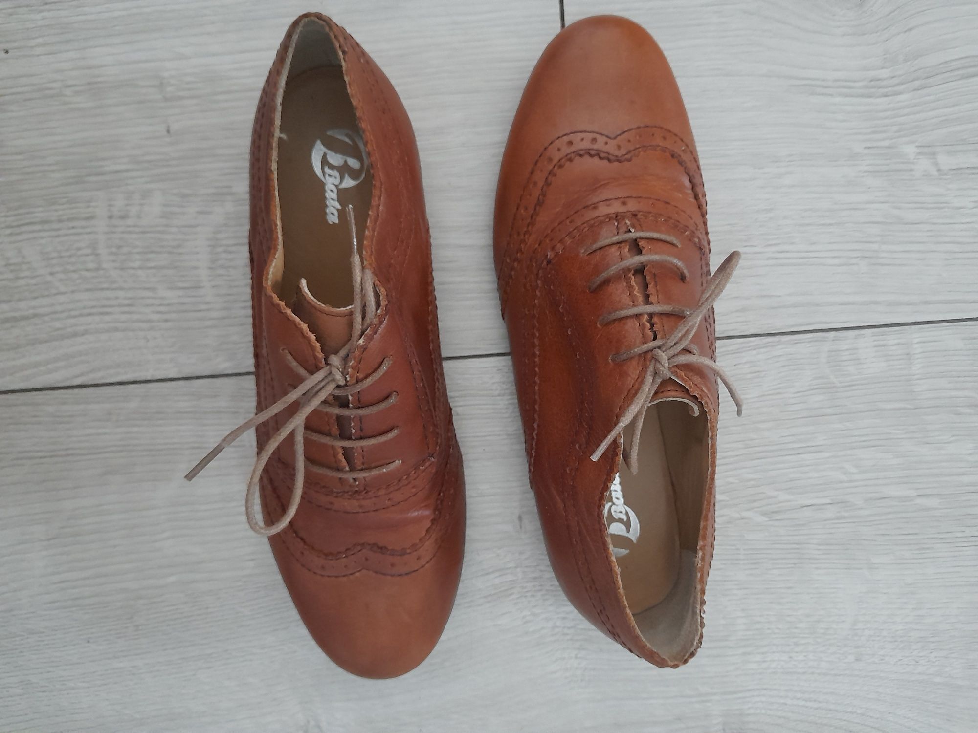 Buty skórzane sznurowane firmy BATA, kolor camel rozmiar 39