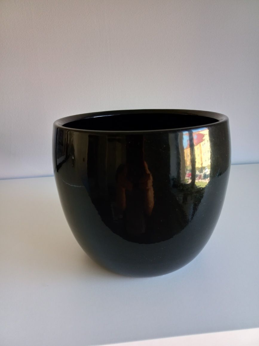 Sprzedam czarną ceramiczną osłonkę na doniczkę.