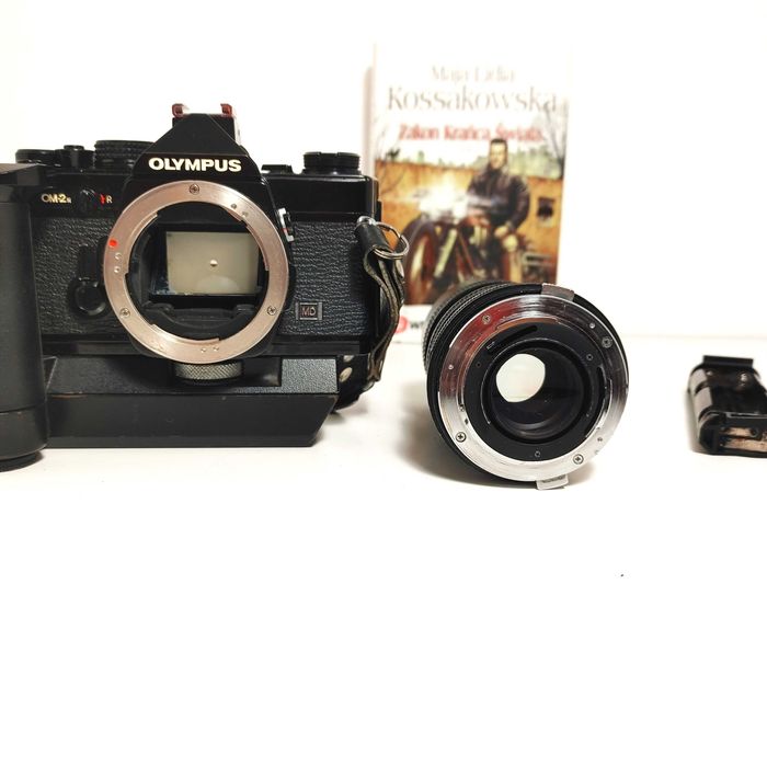 Czarna lustrzanka analogowa OLYMPUS OM 2N  Vivitar 70-150 3,8 + WINDER